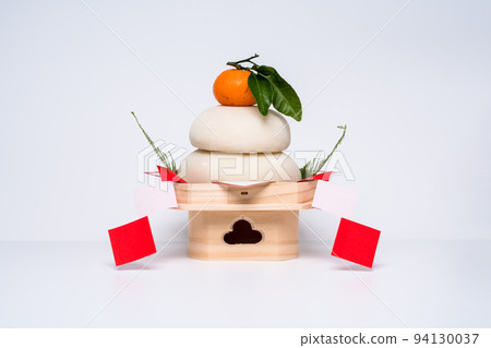 Photo of real rice cake "Kagami Mochi" white background with low three treasures (pedestal) Photo of real rice cake "Kagami Mochi" white background with low three treasures (pedestal) 94130037