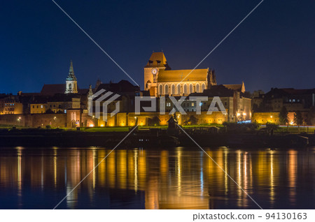 Old town of Torun with Church of St. John the Baptist and St. John the Evangelist. View on vistula river at night. 94130163