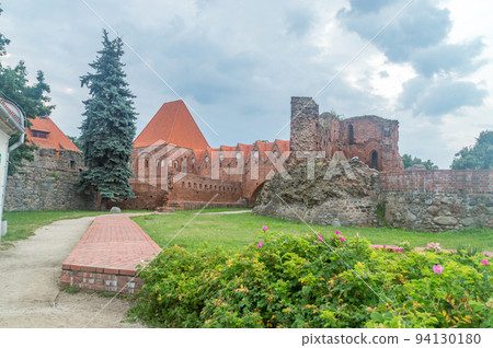Ruins of the gothic Teutonic 13th century Torun Castle, Poland. 94130180