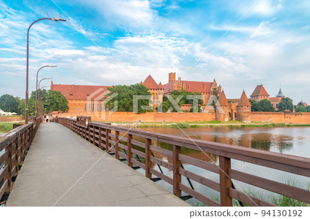 Medieval Teutonic Order Castle in Malbork. View on bridge over Nogat river. 13th-century Teutonic castle and fortress located near the town of Malbork, Poland. 94130192