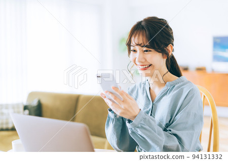 在家使用智能手機和電腦的女人 94131332