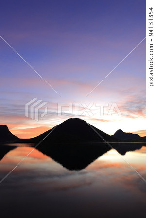 榛名湖倒映的深紅色剪影 94131854