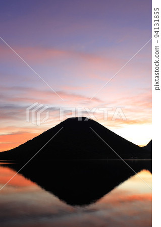 榛名湖倒映的深紅色剪影 榛名湖倒映的深紅色剪影 94131855