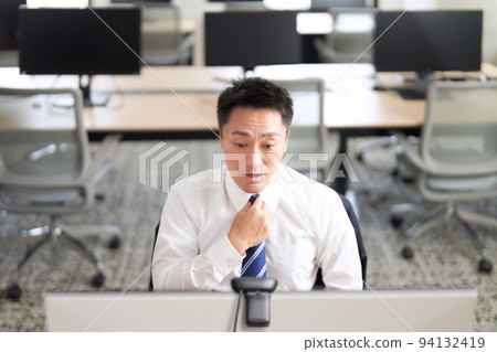 商人在辦公室進行視頻通話 94132419