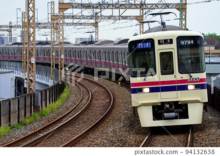 京王線 9000 系列列車進入京王稻田津海站 94132638