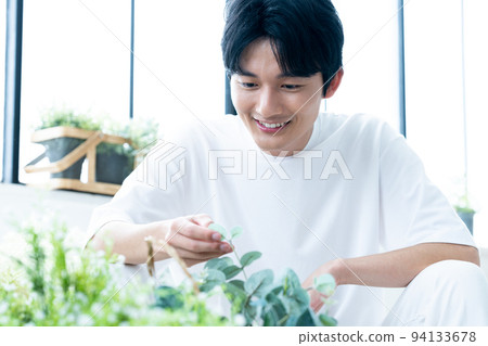 A man who loves foliage plants 94133678