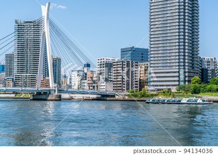 Cityscape along the river in sunny weather 94134036