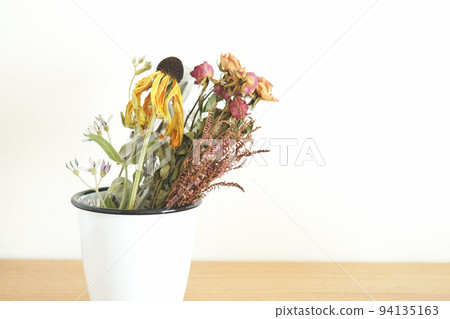 enamel and dried flowers 94135163