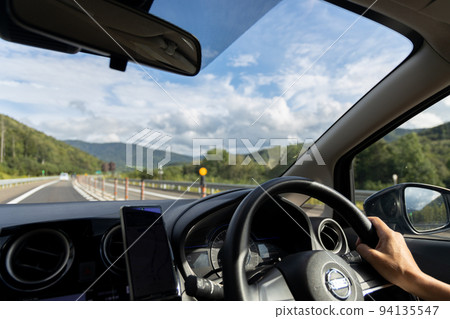 在北海道道路上行駛的汽車的景色 在北海道道路上行駛的汽車的景色 94135547