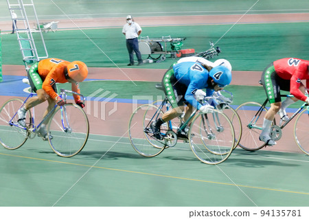 在自行車比賽目標前面 94135781