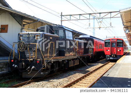 SL Hitoyoshi (diesel locomotive) and Kiha 200 series diesel train lined up at Tamana Station 94136111