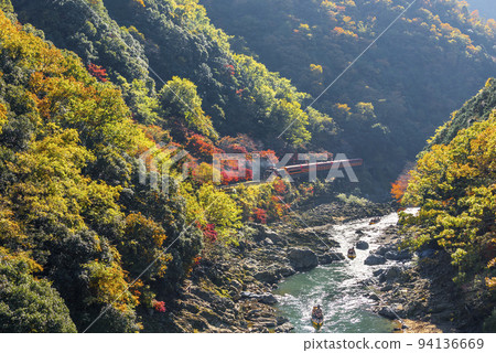 秋天穿過保津峽的嵯峨野嵯峨野觀光列車和保津川上的遊船 秋天穿過保津峽的嵯峨野嵯峨野觀光列車和保津川上的遊船 94136669