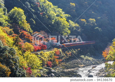 秋天穿過保津峽的嵯峨野嵯峨野觀光列車和保津川上的遊船 94136670