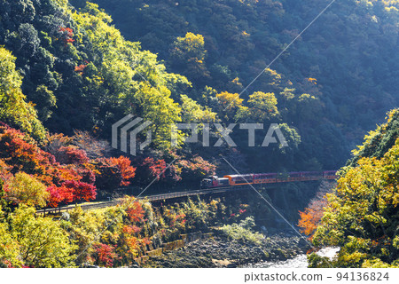 秋天穿過保津峽的嵯峨野小火車 秋天穿過保津峽的嵯峨野小火車 94136824