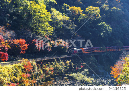 秋天穿過保津峽的嵯峨野小火車 秋天穿過保津峽的嵯峨野小火車 94136825