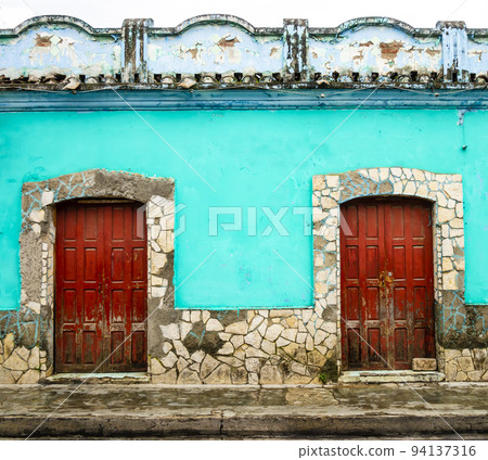 Stunning colonial door in San Cristobal de las Casas, Chiapas, Mexico Stunning colonial door in San Cristobal de las Casas, Chiapas, Mexico 94137316