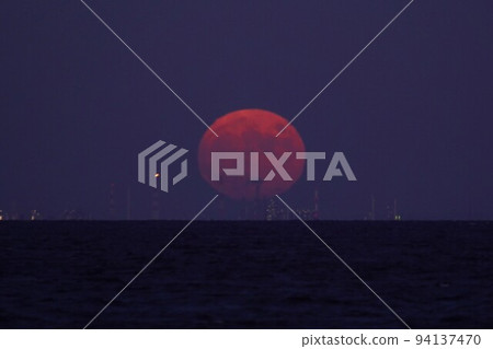 Mid-Autumn Moon Full moon rising over Tokyo Bay Taken on September 10, 2022 94137470