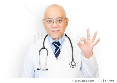 給 OK 手勢的男醫生 給 OK 手勢的男醫生 94138266