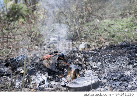 Environmental pollution, mixture of organic and inorganic domestic waste being burned in the open air on a farm Environmental pollution, mixture of organic and inorganic domestic waste being burned in the open air on a farm 94141130