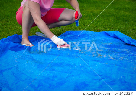 Cleaning pvc inflatable swimming pool, Cleaning the dirty empty pool of algae Cleaning pvc inflatable swimming pool, Cleaning the dirty empty pool of algae 94142327
