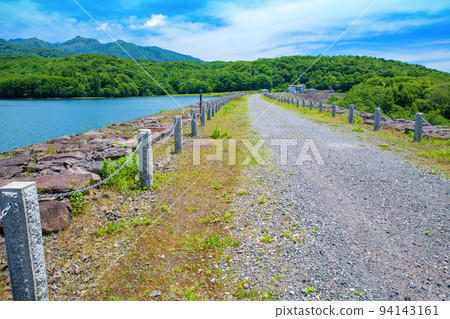 玉原湖、玉原水壩、湖畔風光、初夏時節 玉原湖、玉原水壩、湖畔風光、初夏時節 94143161