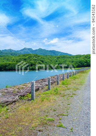 玉原湖、玉原水壩、湖畔風光、初夏時節 玉原湖、玉原水壩、湖畔風光、初夏時節 94143162