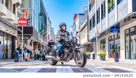 一位騎著大型巡洋艦自行車橫濱遊覽橫濱的女騎手橫濱元町商店街 94143620