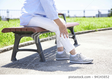 Middle-aged woman who feels knee pain while walking 94143852