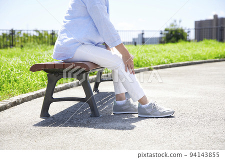走路時感到膝蓋疼痛的中年婦女 94143855