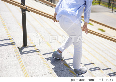 走路時感到膝蓋疼痛的中年婦女 94144035