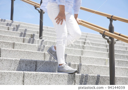 走路時感到膝蓋疼痛的中年婦女 94144039