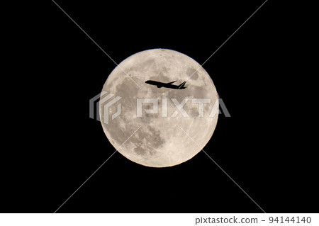 September 10, 2022 Mid-Autumn Moon and Airplane 94144140