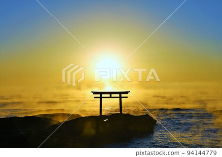 茨城縣大洗磯崎神社的第一次日出和頭髮風暴景色 茨城縣大洗磯崎神社的第一次日出和頭髮風暴景色 94144779