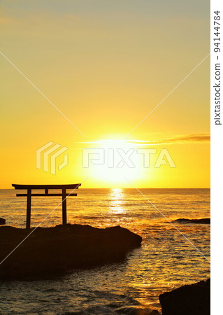 First sunrise from Oarai Isosaki Shrine, Ibaraki Prefecture 94144784