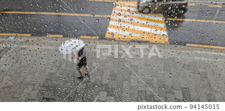 夏天雨中的三清洞胡同風景,人們 夏天雨中的三清洞胡同風景,人們 94145015