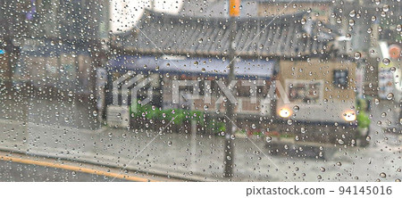 夏天雨中的三清洞胡同風景,人們 夏天雨中的三清洞胡同風景,人們 94145016