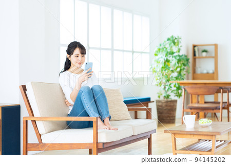 女性客廳智能手機生活方式休閒 94145202
