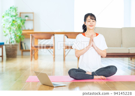 女性電腦在線健身在線瑜伽生活休閒 94145228