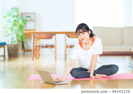 女性電腦在線健身在線瑜伽生活休閒 94145229