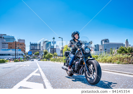 一位騎著大型巡洋艦自行車遊覽橫濱的女騎手 94145354