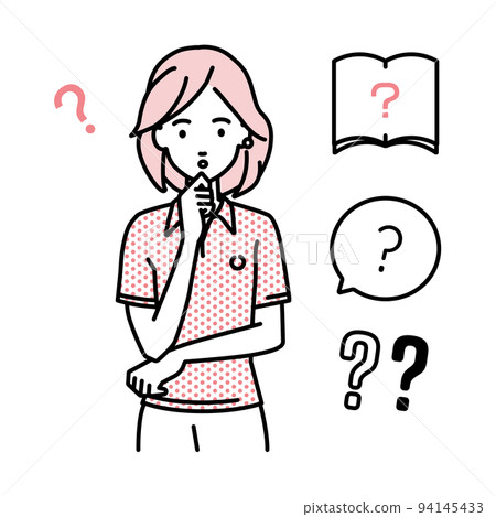 一個穿著馬球衫的女人站著，把手放在下巴上，感到懷疑 94145433