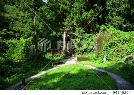 以清澈的溪流而聞名的小吉拉河谷 以清澈的溪流而聞名的小吉拉河谷 94146204