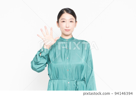 Woman showing the number 5 by hand Woman showing the number 5 by hand 94146394
