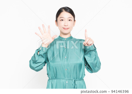 Woman showing the number 6 by hand Woman showing the number 6 by hand 94146396