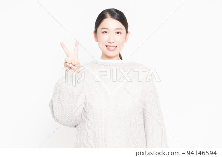 Woman showing the number 2 by hand Woman showing the number 2 by hand 94146594