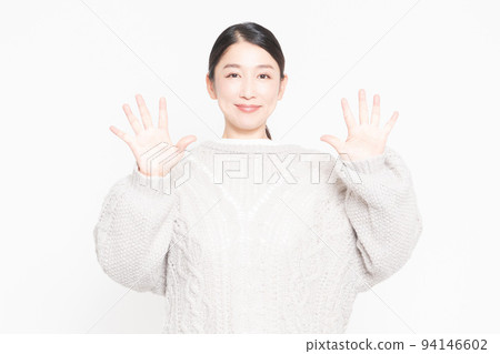 用手顯示數字 10 的女人 94146602
