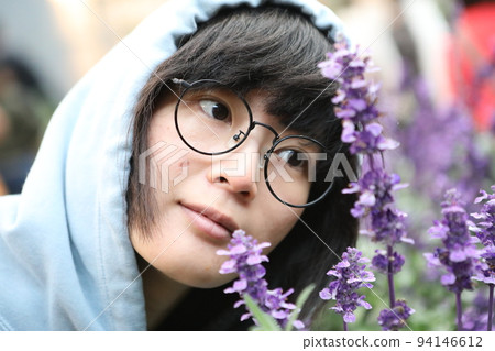 Woman     94146612