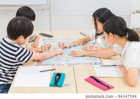 與朋友一起學習的孩子（小組作業、自學、課後托兒） 94147594
