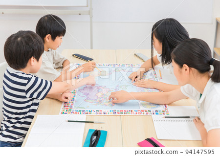 Children studying with friends (world map/social studies) Children studying with friends (world map/social studies) 94147595