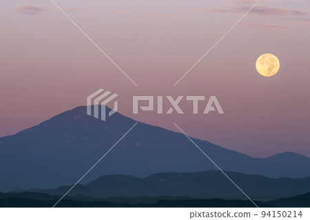 Mid-Autumn Moon and Dawn of Mt. Chokai, Akita Prefecture Mid-Autumn Moon and Dawn of Mt. Chokai, Akita Prefecture 94150214